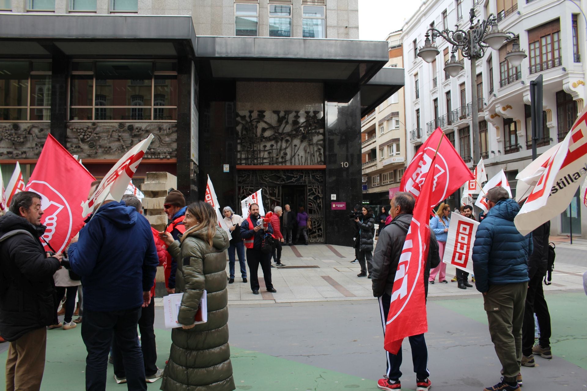 Los autobuses de León paran y se concentran frente al Ayuntamiento