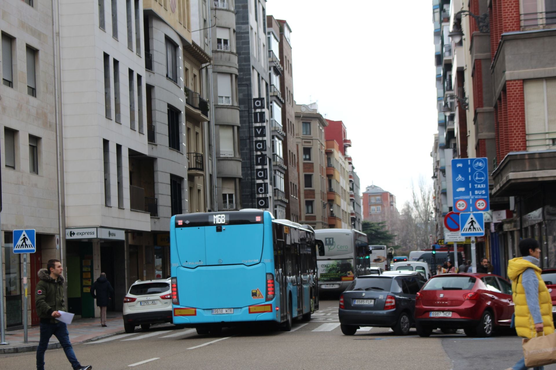 Los autobuses de León paran y se concentran frente al Ayuntamiento