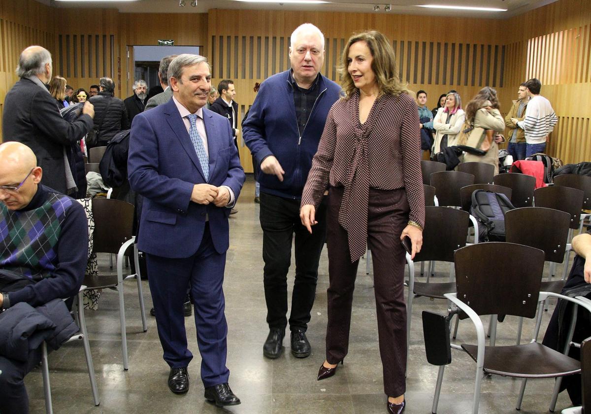 El consejero de Movilidad y Transformación Digital, José Luis Sanz Merino, con Hilde Pérez, directora del Centro de Supercomputación de Castilla y León.