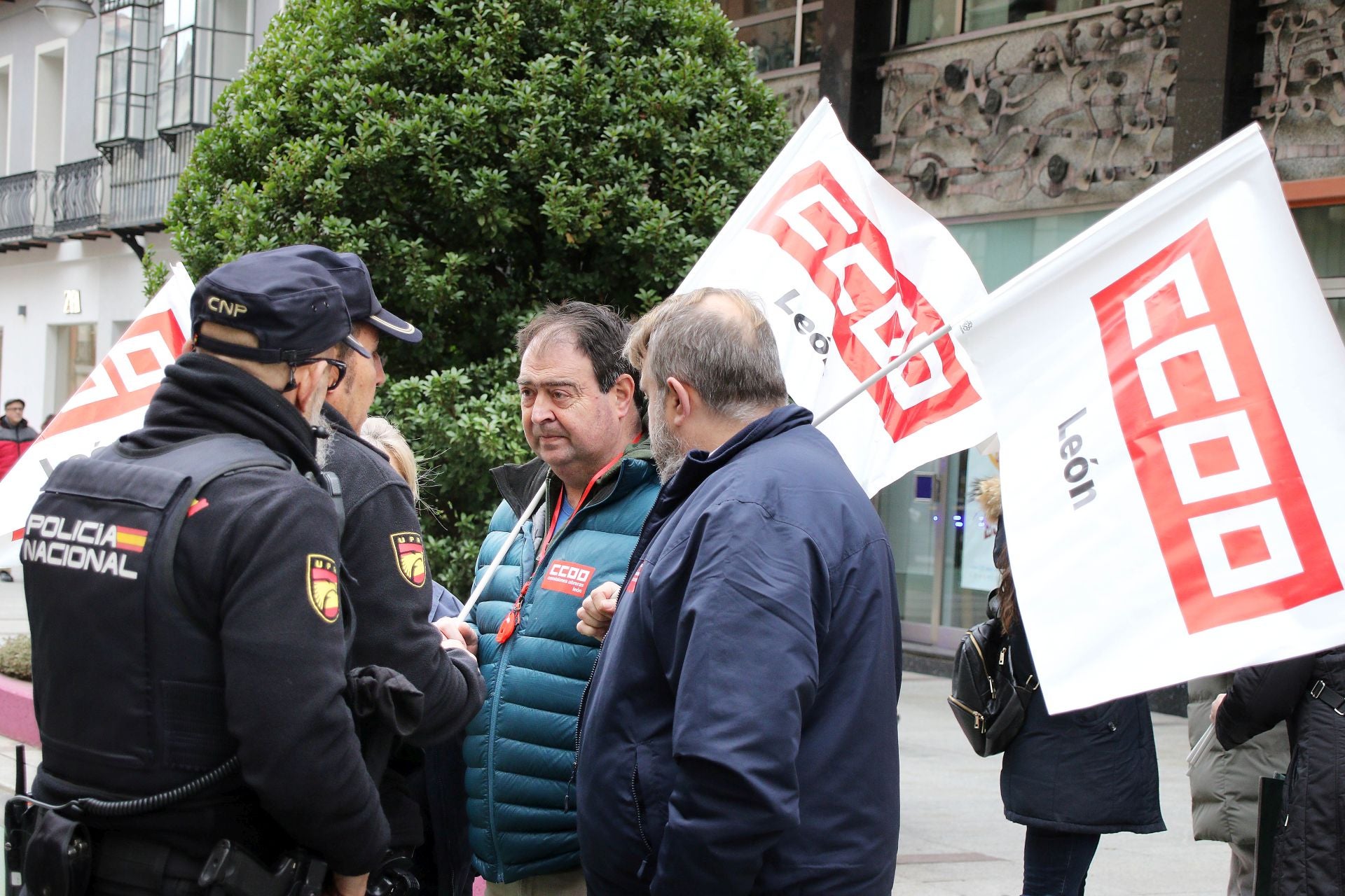 Los autobuses de León paran y se concentran frente al Ayuntamiento