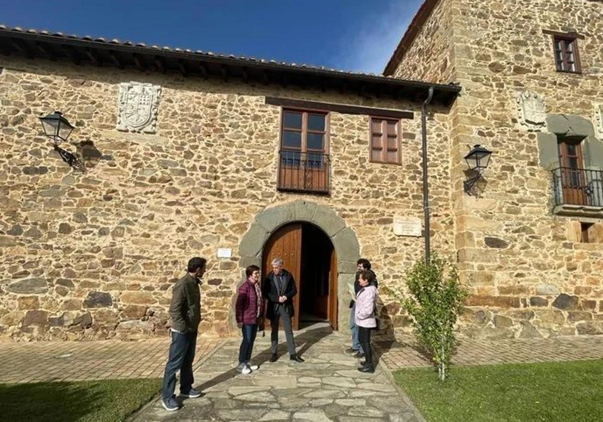 Visita al Torreón de los Pernía.