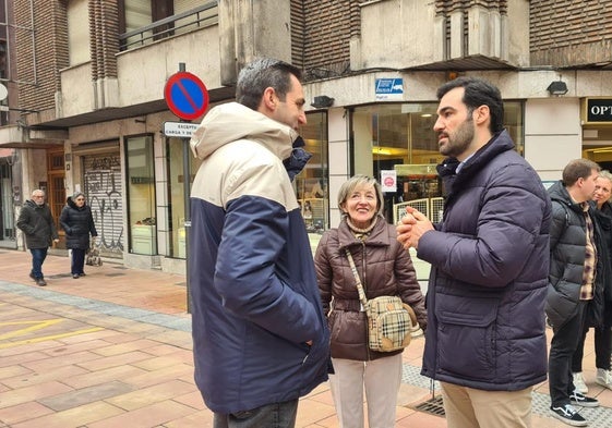 Concejales del PP en las calles afectadas por el nuevo bando.