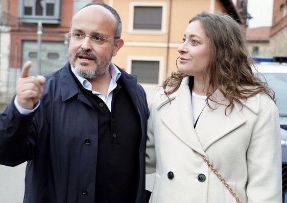 El presidente del PP de Cataluña, Alejandro Fernández, y la presidenta provincial y vicesecretaria de Educación y Sanidad, Ester Muñoz, protagonizan los 'Encuentros Populares' en Astorga.
