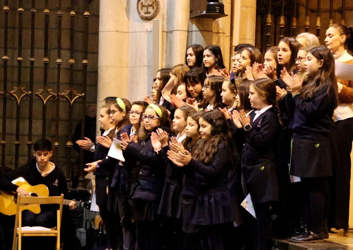 Imagen secundaria 1 - Eucaristía en la Catedral de León celebrando los 200 años de la familia Vedruna