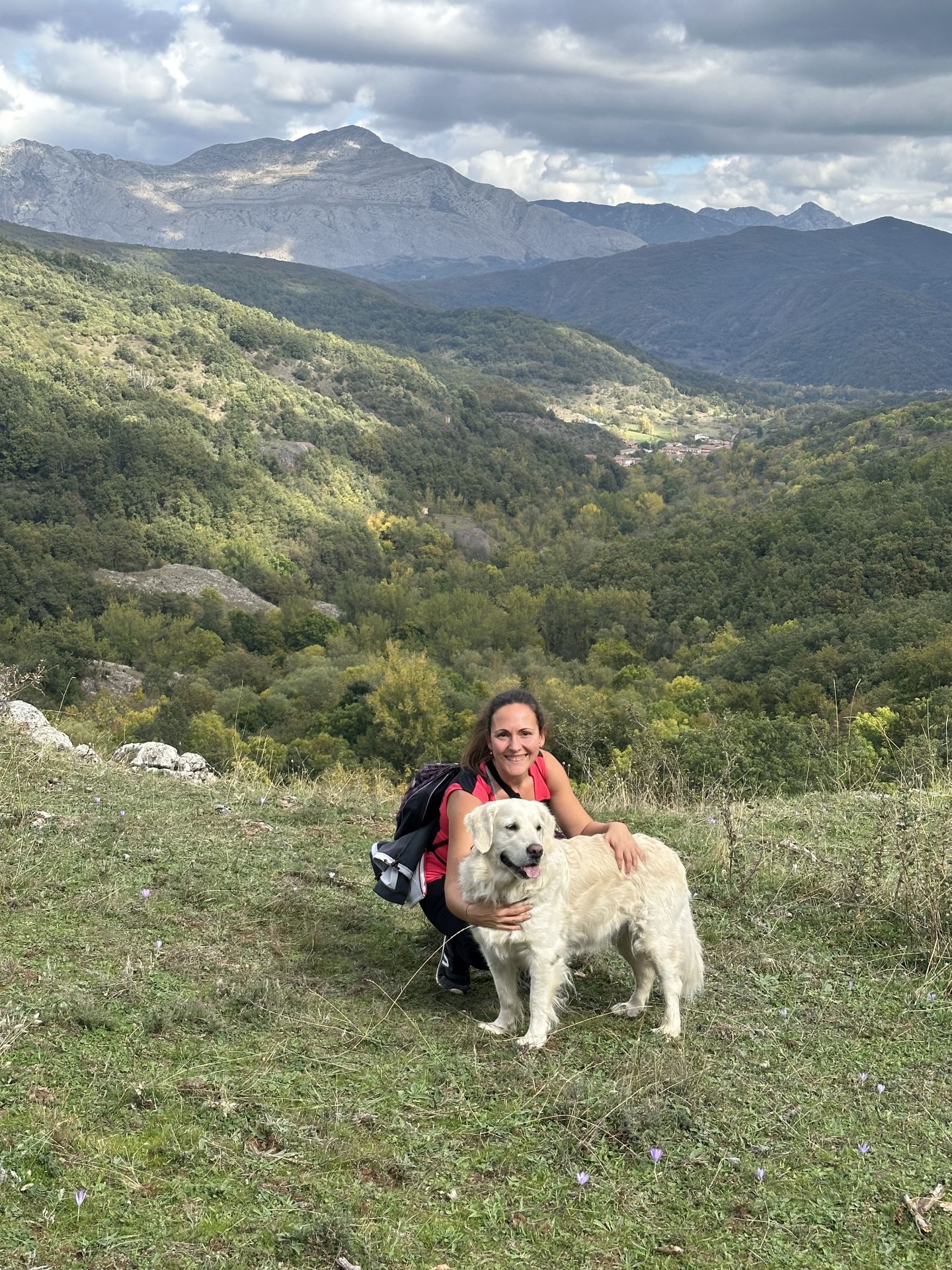 Sora tiene cinco años y nos lee desde León. Aquí está con Marta disfrutando de una buena excursión. 