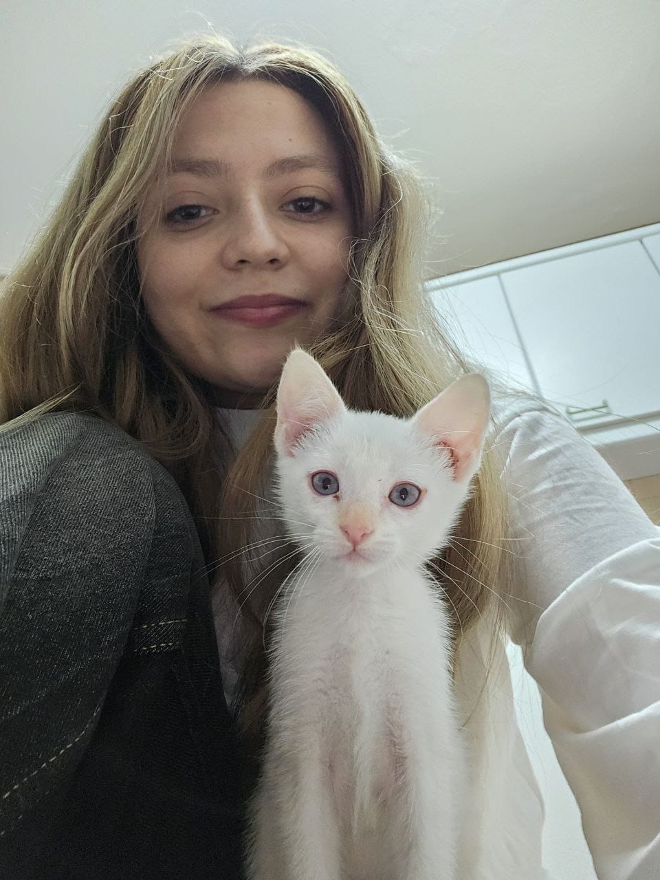 Ana, que nos lee desde Salamanca, nos envía una foto preciosa con con Coco, su gatita de tan solo 2 meses.