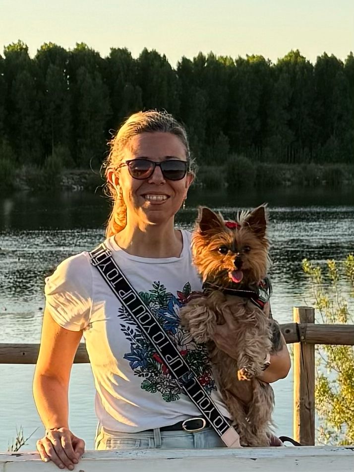 Nala tiene 9 años y Maribel nos comparte esta foto de ambas para celebrar el día del amor por la mascota desde León.