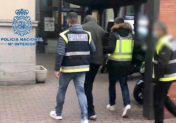 Momento de la detención de un presunto asesino en León en 2020.