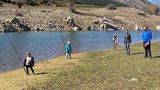 Prohibir la lombriz en León indigna a los pescadores: «Nos han echado del río y del pantano»