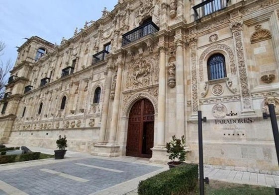 Entrada al Parador de San Marcos.