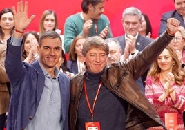 El secretario general del PSCyL, Carlos Martínez, y el secretario general y presidente del Gobierno, Pedro Sánchez en el XV Congreso Autonómico del PSOE de Castilla y León.