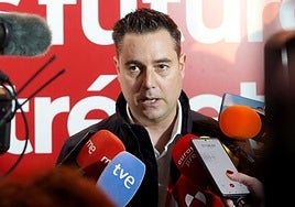 El nuevo secretario de Organización del PSCYL Daniel de la Rosa atiende a los medios.