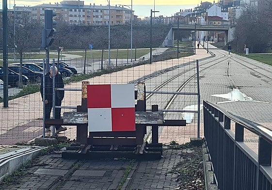 El tope que prohíbe al tren seguir por las vías ya instaladas.