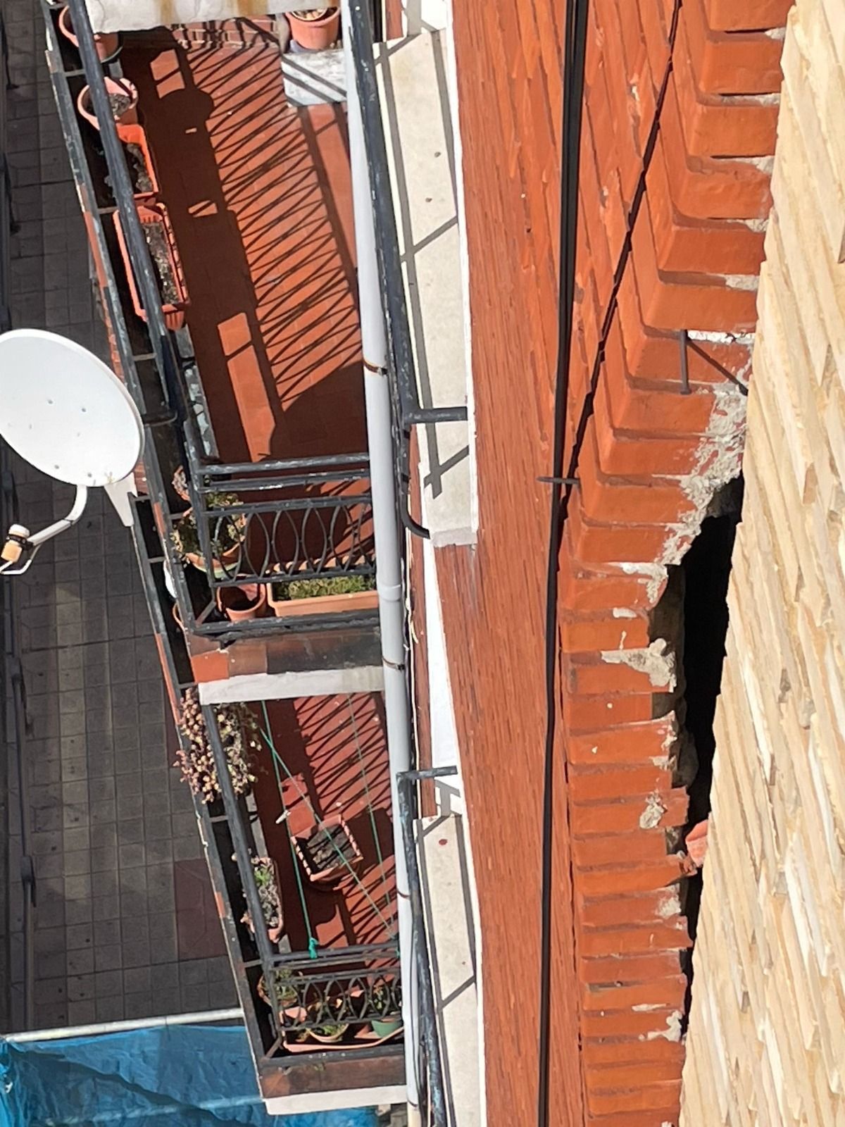 Imagen actual del desprendimiento desde la casa de una de las vecinas del edificio contiguo.