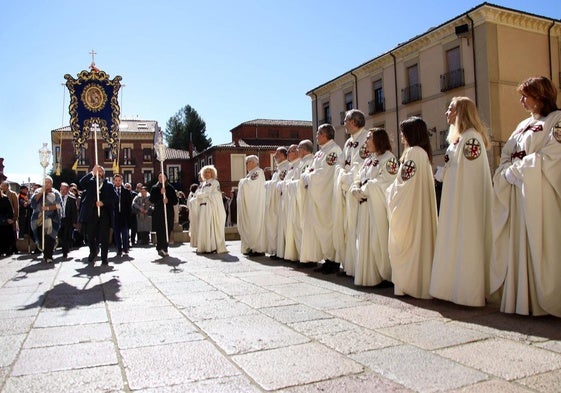 Llegada del pendón de la cofradía se Santiponce (Sevilla), a la entrada de la Basílica de San Isidoro en León.