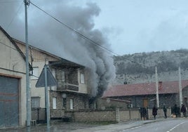 El humo sale por las puertas y ventanas de una vivienda en La Magdalena.