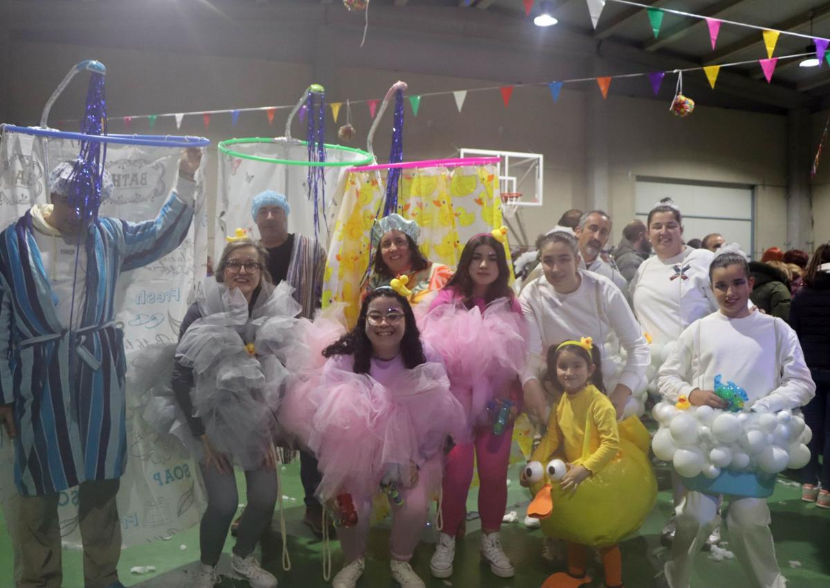 Imagen secundaria 1 - Fiesta y concurso de carnaval en Azadinos
