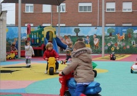 Niños y niñas jugando en el patio del centro Nuevo Amanecer en Villaobispo