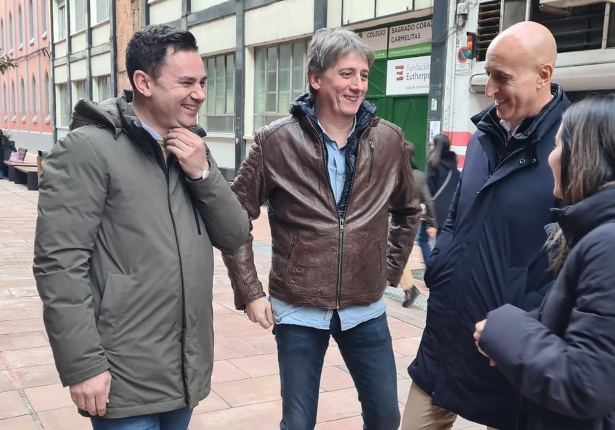 Carlos Martínez, junto a Alfonso Cendón, en una visita a León.