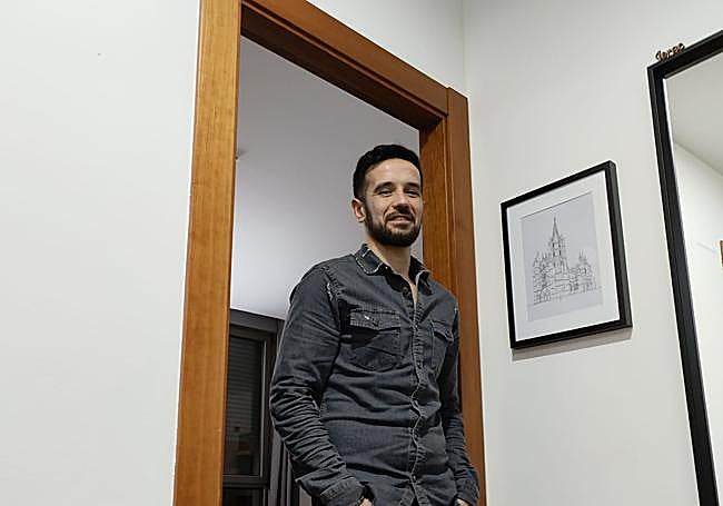 Jorge Ferrero, posa en la entrada del salón de su piso en La Lastra.