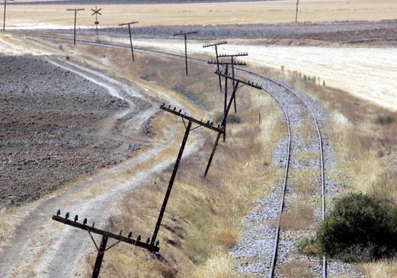 Vías de la línea Ruta de la Plata, ahora cerrada.