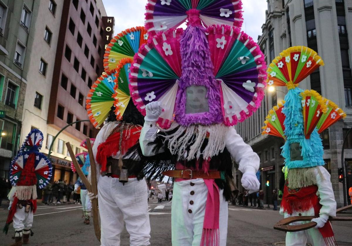 Los guirrios de Cimanes del Tejar durante el desfile por las calles de León.