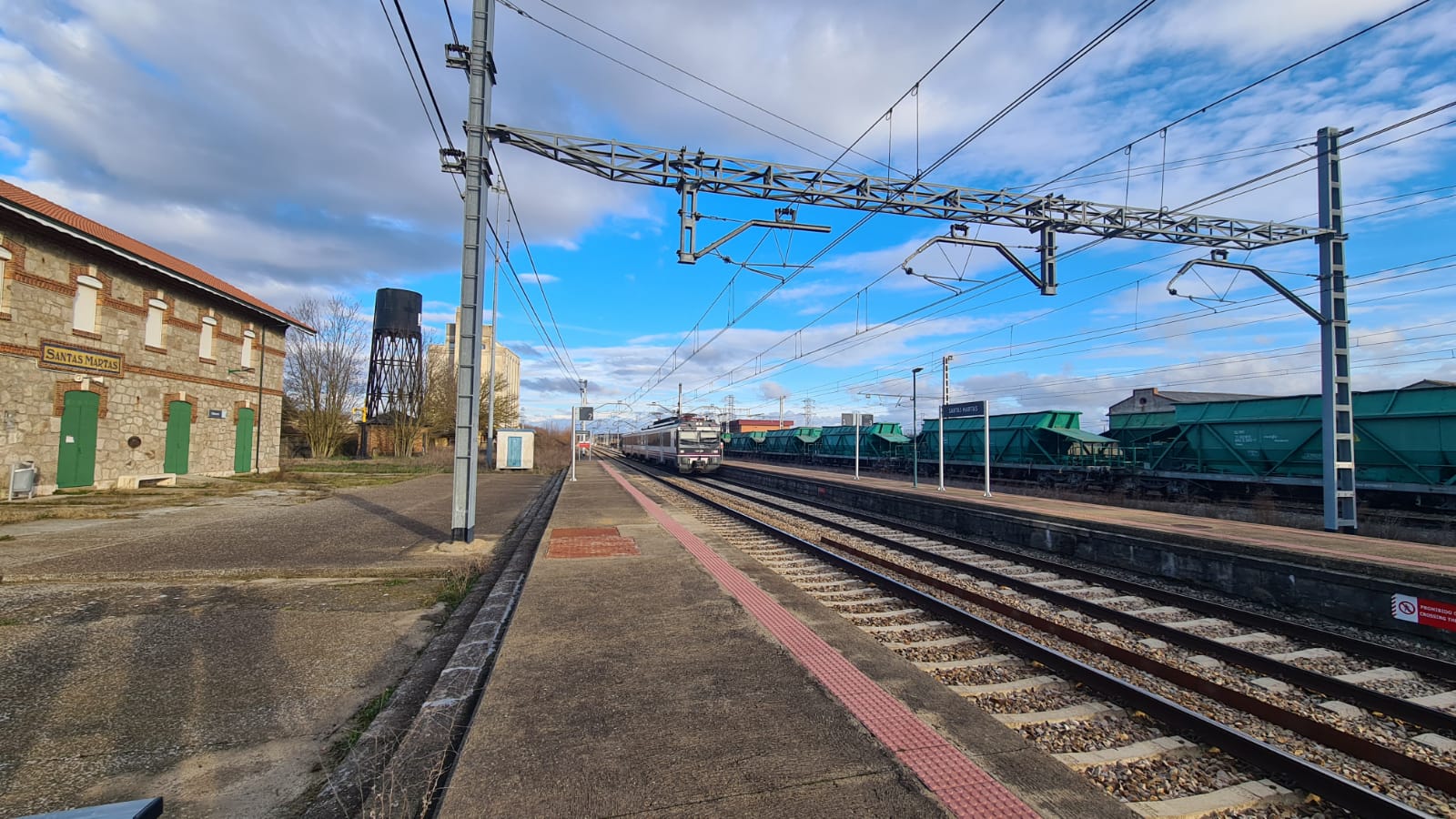 Así se encuentra la abandonada estación de tren de Santas Martas