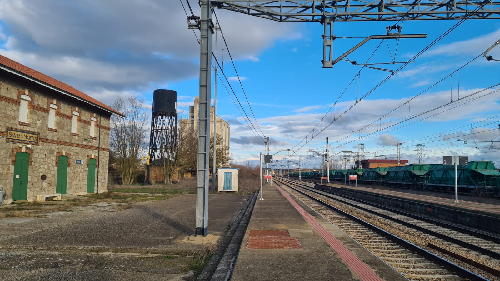 Así se encuentra la abandonada estación de tren de Santas Martas