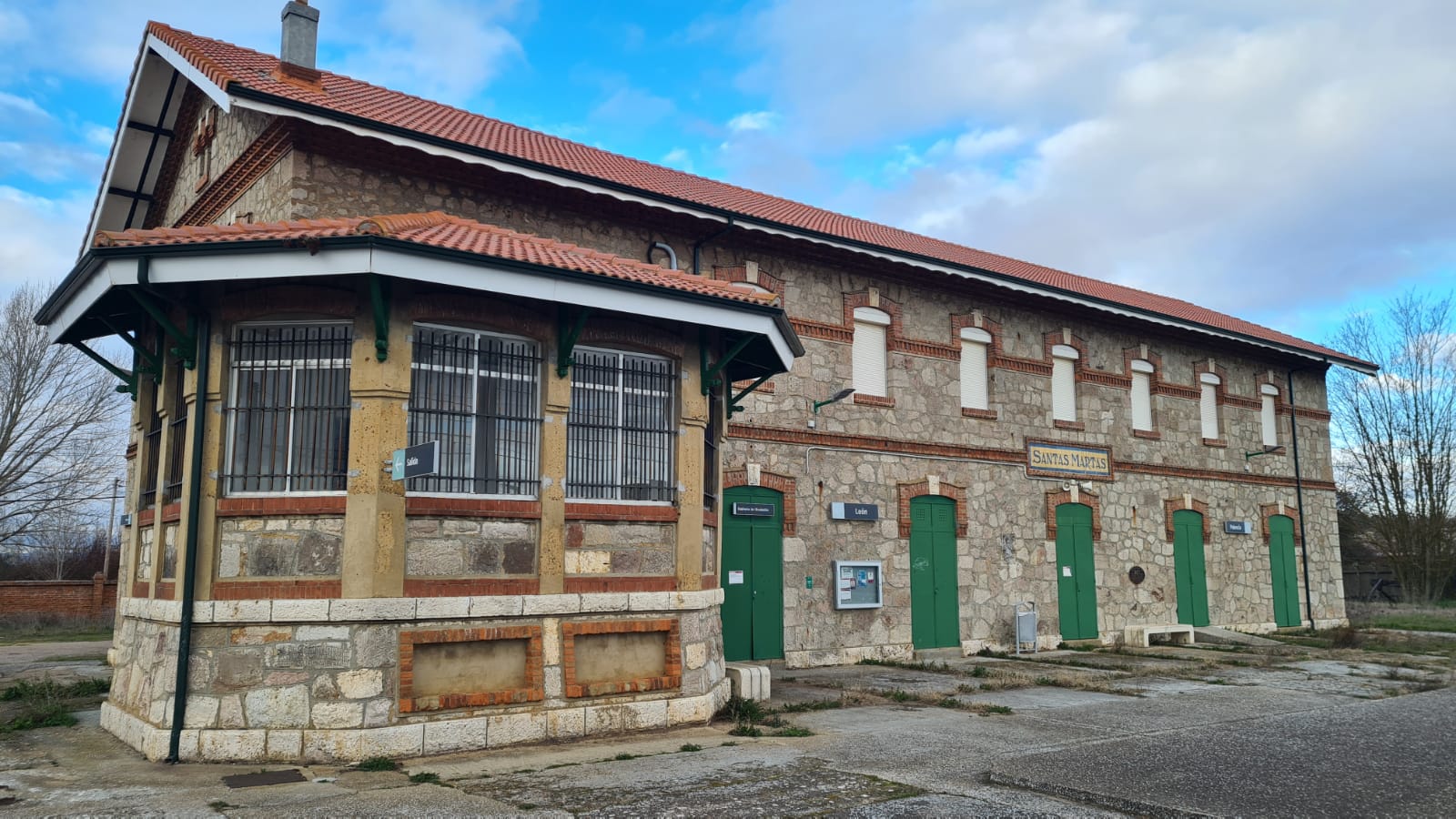 Así se encuentra la abandonada estación de tren de Santas Martas