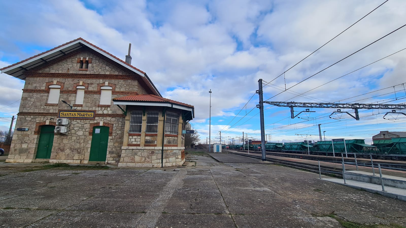 Así se encuentra la abandonada estación de tren de Santas Martas