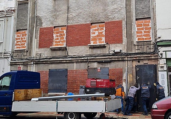 Sellado y tapiado de la puerta y las ventanas del bloque.