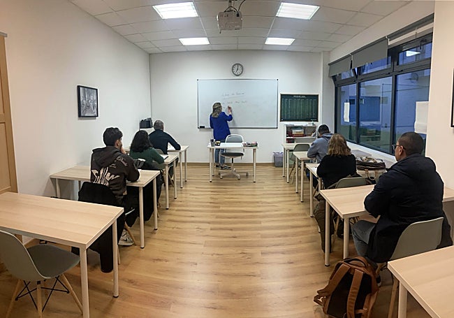 Las aulas, grandes y luminosas, tienen guiños a la cultura inglesa con un mobiliario moderno y adaptado a las necesidades de los alumnos