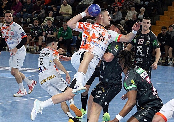 Álex Lodos, en un lanzamiento ante Puente Genil