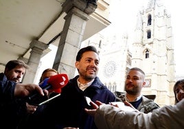 Diego Moreno atendiendo a los medios este viernes.