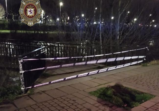 Una de las pasarelas del Bernesga cortada.