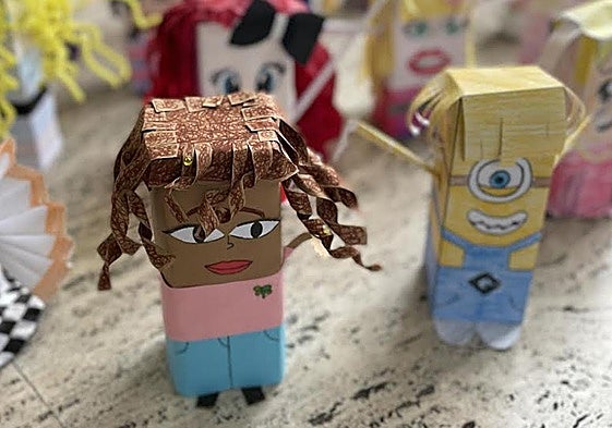 Una manifestación del 8M con cartones de leche donde «la unión hace la fuerza»