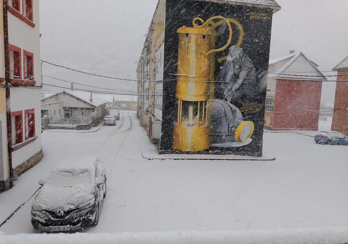 León se prepara para vivir 12 horas de nieve bajo el azote de Jana