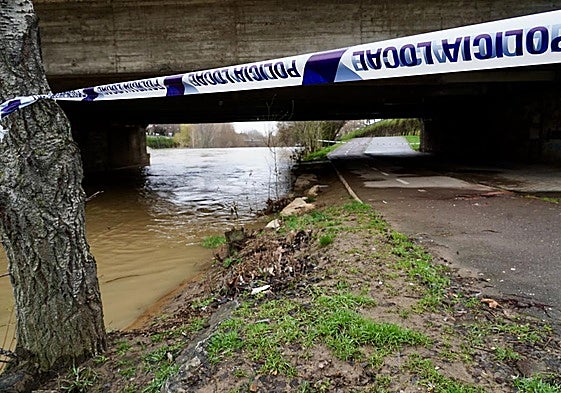 Paso inferior cortado en el río Bernesga.