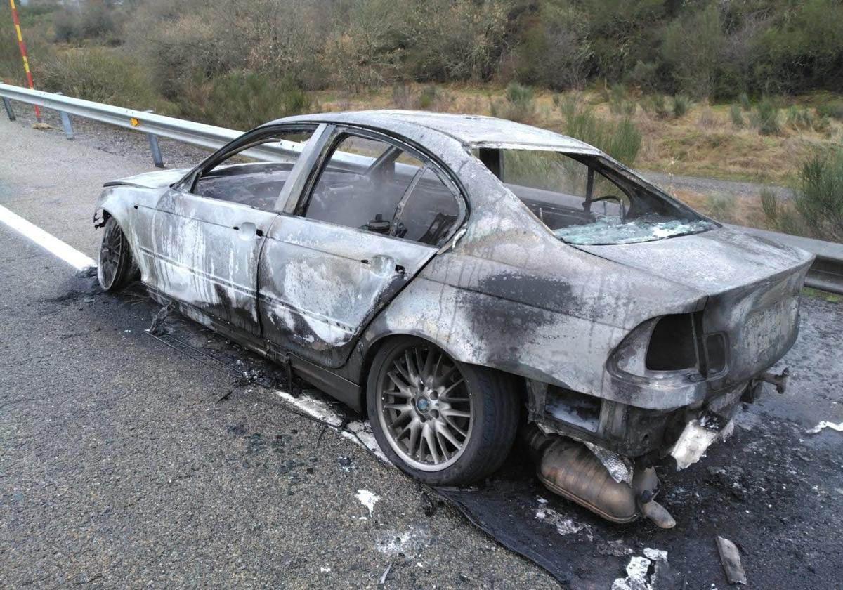 Las llamas calcinan un vehículo por completo en la A6 en León