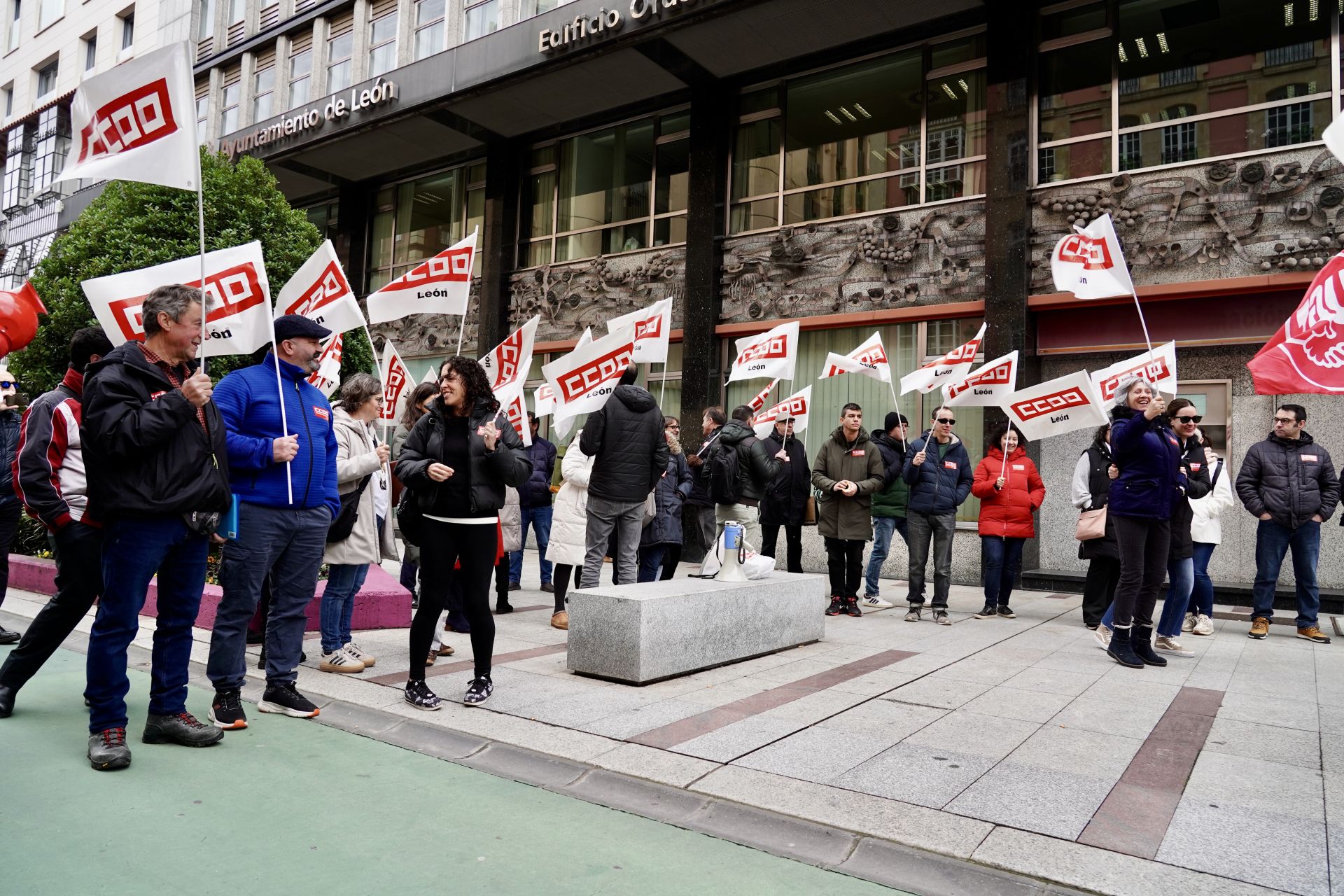 Los conductores de autobuses urbanos de León se concentran frente al Ayuntamiento