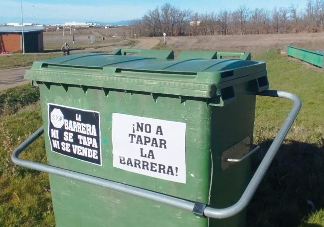 Imagen de algunos carteles puestos en la localidad.