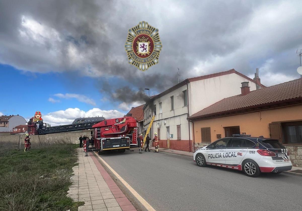 Bomberos de León rescatan a una persona atrapada en un incendio