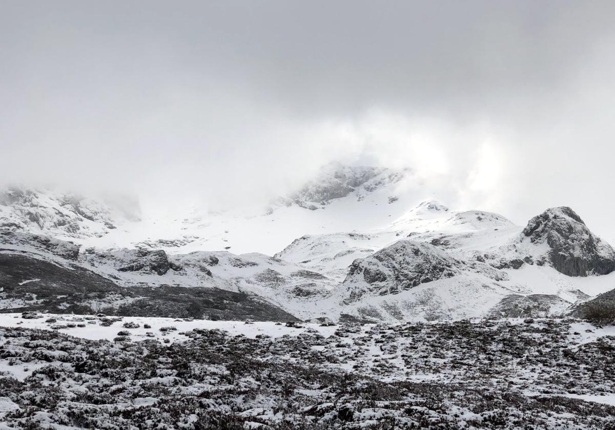 La nieve regresa a la montaña leonesa