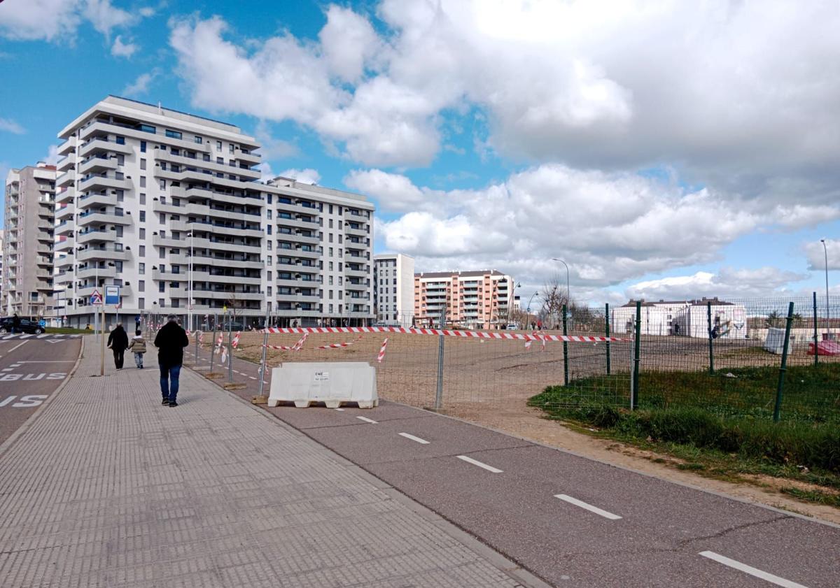 Imagen principal - Las vallas ya acordonan la zona en La Palomera.