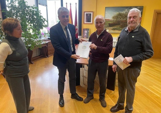 El delegado territorial con la memoria presentada por la Asociación de amigos del Camino de Santiago.