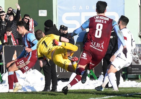 Bañuz y Kevin Presa, en un lance del partido ante la Segoviana.