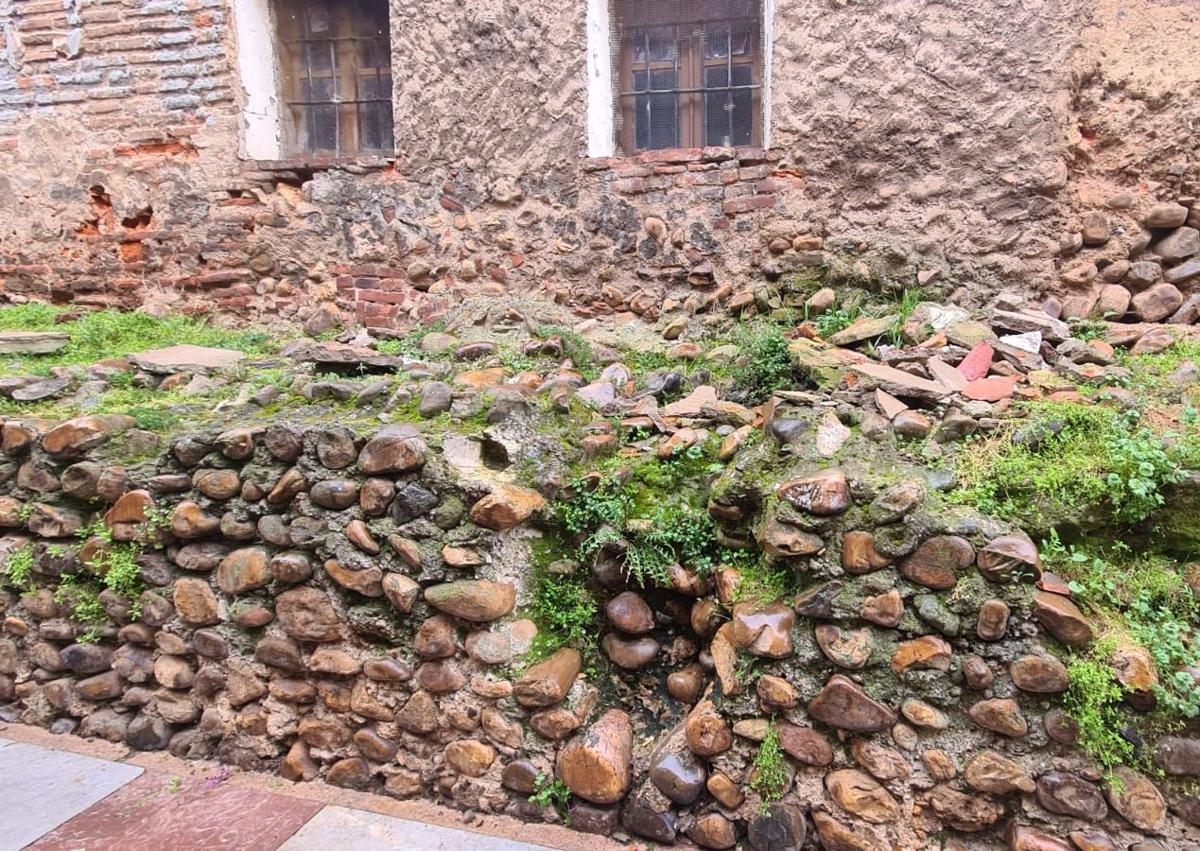 Imagen secundaria 1 - Destrozan varias luminarias recién estrenadas en las Cercas medievales