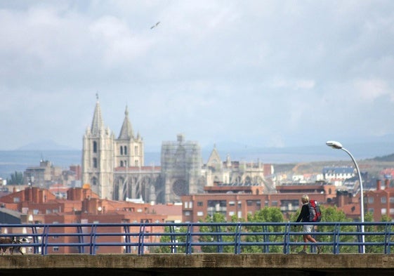 Una peregrina llega a León por el camino francés en una imagen de archivo.