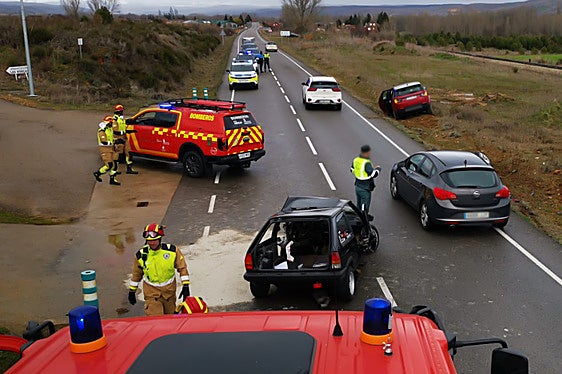 La Guardia Civil de Tráfico y los bomberos intervienen en el accidente en la LE-311.