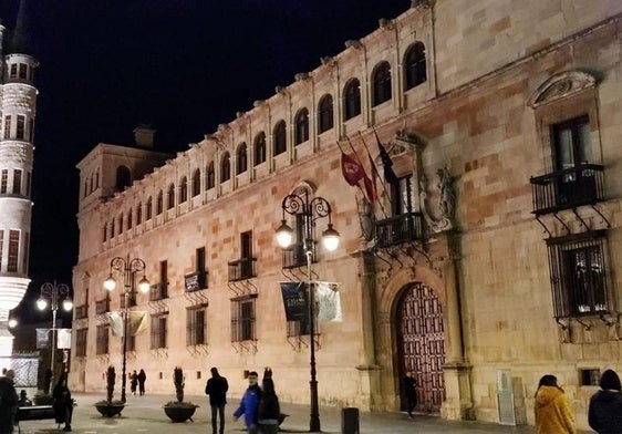 La sede de la Diputación de León apagada durante la Hora del Planeta.